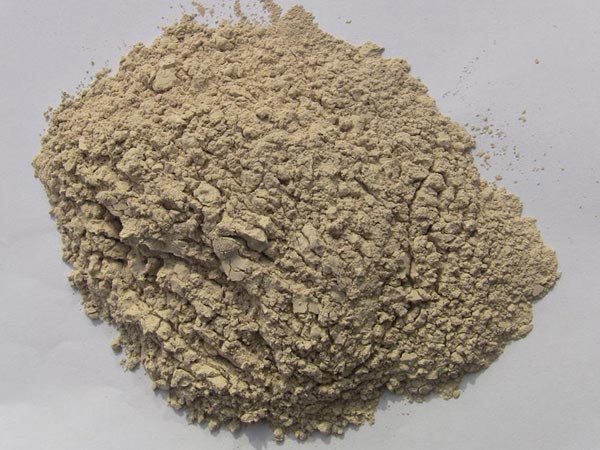 礬土性質(zhì) 礬土主要成分是氧化鋁，為煉鋁和耐火材料的主要原料。白色或灰白色，因含鐵而呈褐黃或淺紅色。密度3.45g/cm3，硬度1～3，不透明，質(zhì)脆。極難熔化，不溶于水，能溶于硫酸、氫氧化鈉溶液。 地區(qū)分布 中國鋁土礦資源比較豐富，在全國18個省、自治區(qū)、直轄市已查明鋁土礦產(chǎn)地205處，其中大型產(chǎn)地72處（不包括臺灣），主要分布在山西、山東、河北、河南、貴州、四川、廣西、遼寧、湖南等地。 投資前景 1.可用于煉鋁工業(yè)。用于國防、航空、汽車、電器、化工、日常生活用品等。 2.可用于精密鑄造。礬土熟料加工成細(xì)粉做成鑄模后精鑄。用于軍工、航天、通訊、儀表、機(jī)械及醫(yī)療器械部門。 3.可用于耐火制品。高鋁礬土熟料耐火度高達(dá)1780℃，化學(xué)穩(wěn)定性強(qiáng)、物理性能良好。 4.硅酸鋁耐火纖維。用于鋼鐵、有色冶金、電子、石油、化工、宇航、原子能、國防等多種工業(yè)，消防人員可用耐火纖維布做成衣服。 5.制造礬土水泥、研磨材料、陶瓷工業(yè)以及化學(xué)工業(yè)可制鋁的各種化合物。 鋁礬土磨粉制備 鋁礬土粉是選用煅燒過的熟鋁礬土礦石用雷蒙磨加工制成的細(xì)粉，粒度通常為100目-325目，在耐火材料行業(yè)得到了廣泛的應(yīng)用。通常加工的流程為先經(jīng)顎式破碎機(jī)進(jìn)行破碎，然后篩分進(jìn)入鋁礬土雷蒙磨或鋁礬土超細(xì)磨粉機(jī)中，進(jìn)行鋁礬土粉制備，使其應(yīng)用更加廣泛。